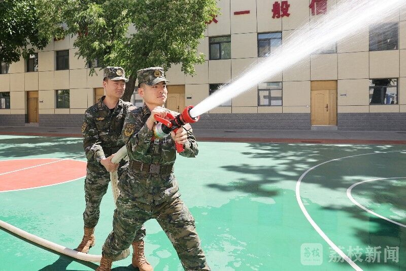 消防演练进营区共筑安全“防火墙”荔枝军事(图2)