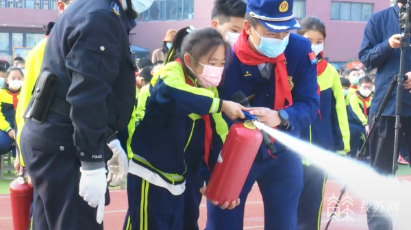 星空体育网站：全国消防日：消防车开进校园学生亲身体验灭火(图3)