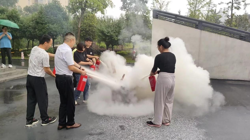 石首市疾控中心开展消防演练活动(图1)