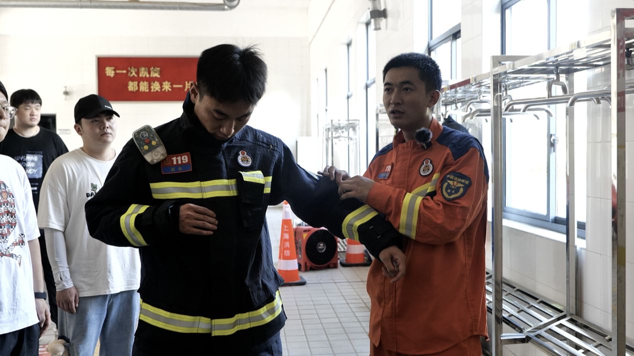 星空体育：身穿80斤消防服手滑消防铜杆他们体验一日“蓝朋友”(图1)
