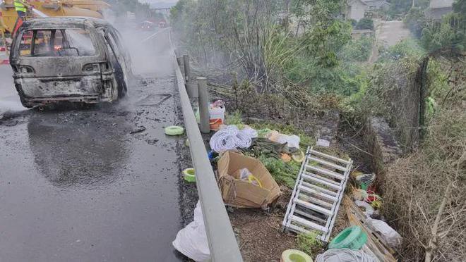 星空体育：急！面包车途中线路起火司机却未找到灭火器……(图2)