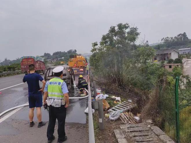 星空体育：急！面包车途中线路起火司机却未找到灭火器……(图3)