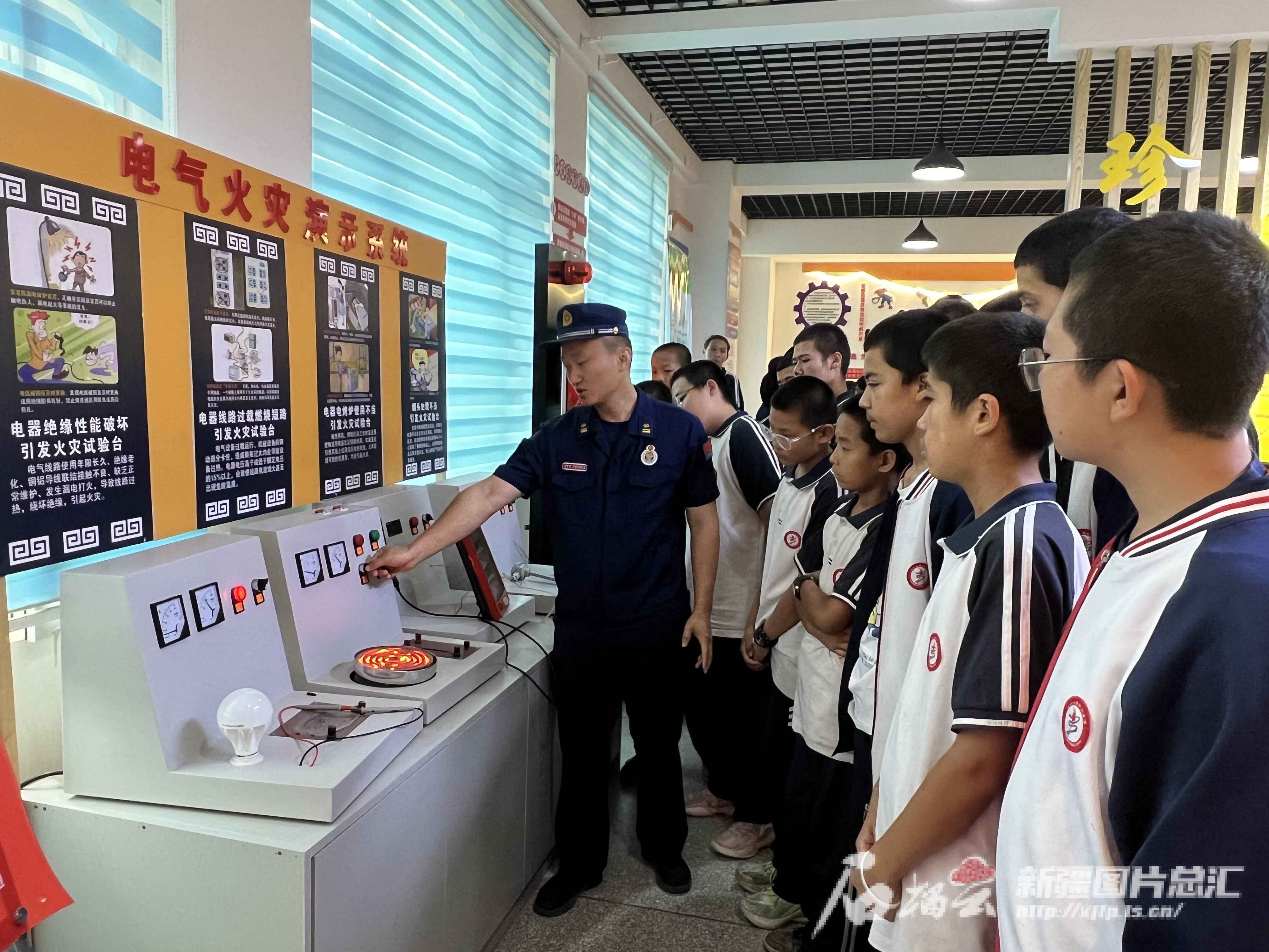 星空体育网站：新疆各地开展暑期消防安全宣传活动(图2)