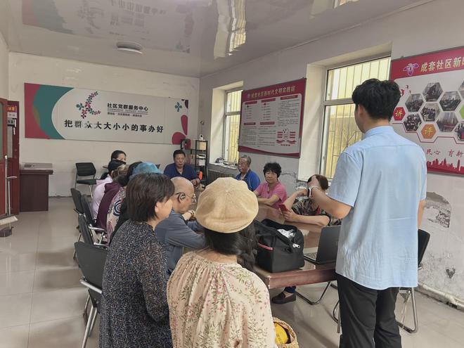 哈市香坊区大庆路街道成套社区组织开展消防安全讲座(图1)