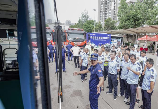 武汉“电动自行车安全科普行”活动走进武汉公交集团(图6)