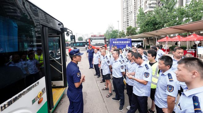武汉“电动自行车安全科普行”活动走进武汉公交集团(图7)