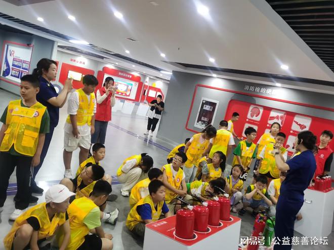 幸福街道未保站举办消防员职业体验活动(图2)