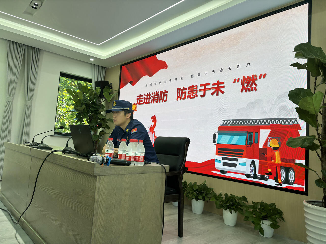 北仑消防大队走进区纪委开展消防安全知识培训会(图1)