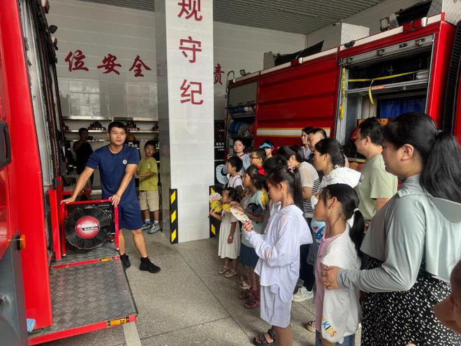 走进消防队致敬“火焰蓝”！这场消防亲子活动体验感满满(图2)