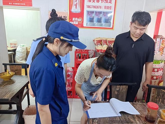 商丘市梁园区长征街道居民议事代表联合消防救援大队检查消防安全(图1)