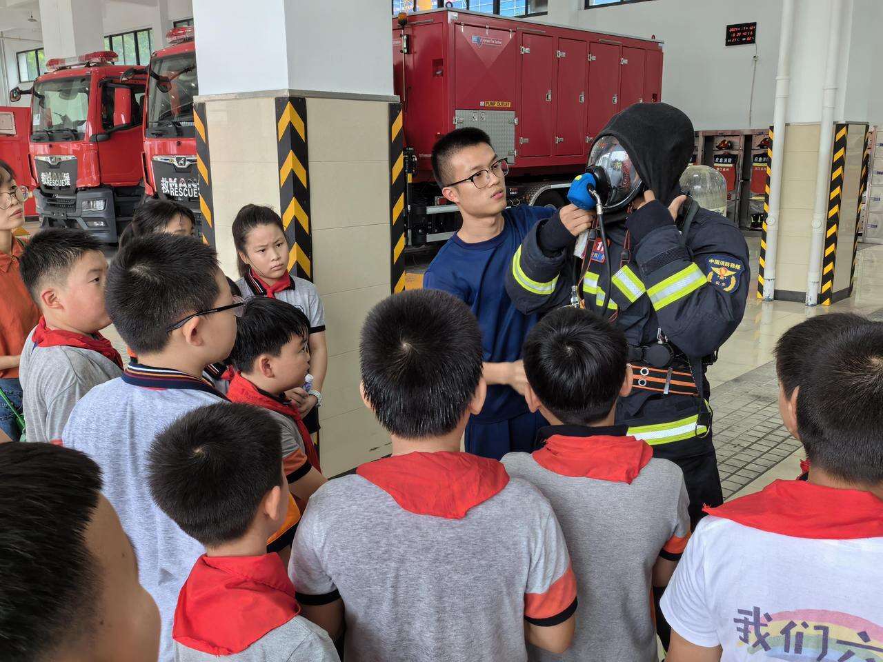 杭州消防重型机械工程救援大队开展“红领巾爱学习消防安全记心里”特别活动(图3)