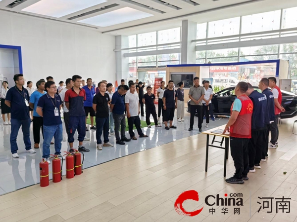 星空体育网站：驻马店市驿城区老街街道：消防培训进企业助创“平安法治星”(图2)