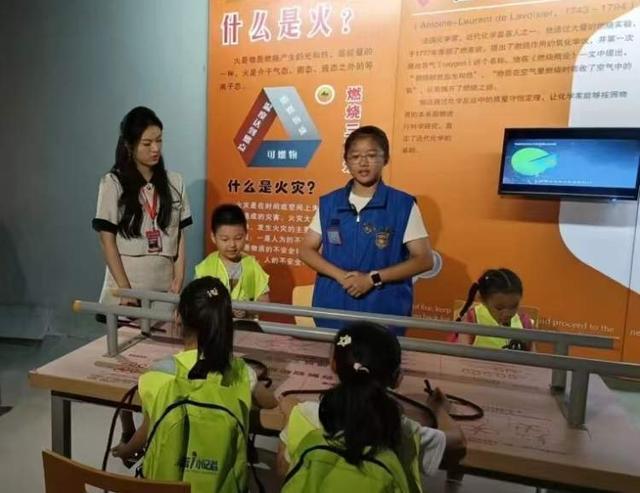 星空体育：新华街道公园社区开展“社企携手共建筑牢安全防线”消防演练活动(图3)