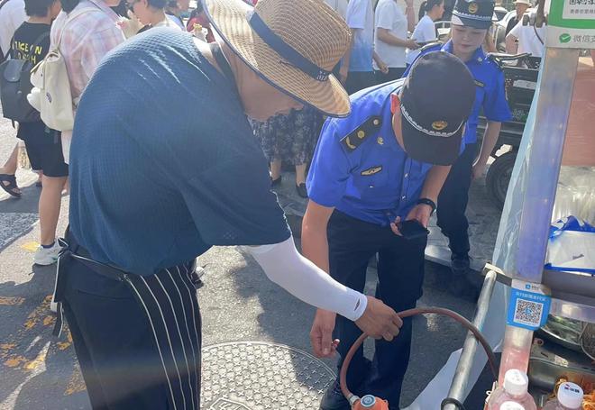星空体育网站：市城管委开展全市餐饮摊点燃气安全专项整治(图1)