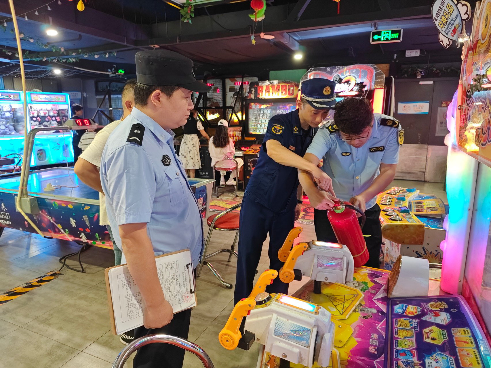 星空体育：夜查消防安全百余检查组督导整改火灾隐患(图2)