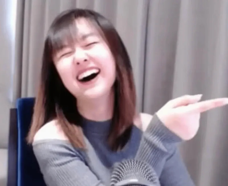 十堰万达广场一女子的孩子在商场走失女子为引重视持灭火器砸金店柜台。(图11)