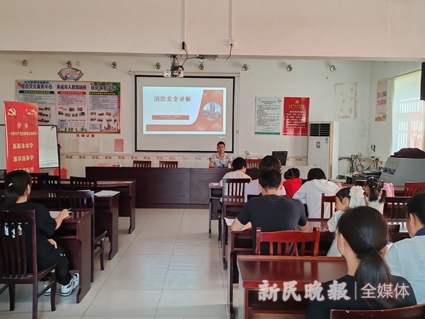 志愿服务走进“爱心暑托班”消防安全从“小”做起(图1)