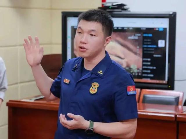 消防车有什么“秘密”？穿戴消防装备感受如何？“大宁少年推荐官”体验了一把→(图4)