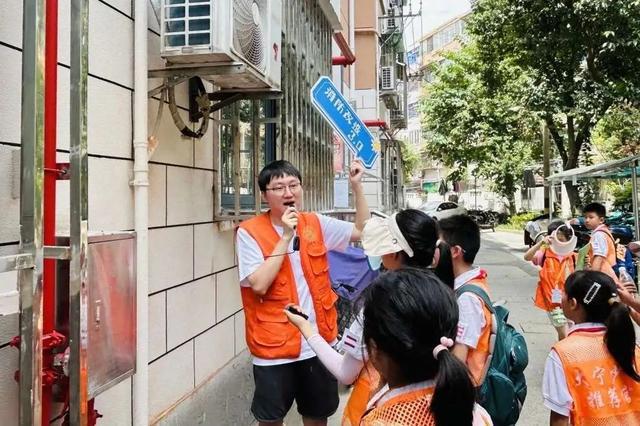 消防车有什么“秘密”？穿戴消防装备感受如何？“大宁少年推荐官”体验了一把→(图8)