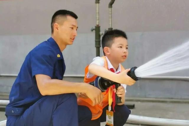 消防车有什么“秘密”？穿戴消防装备感受如何？“大宁少年推荐官”体验了一把→(图5)