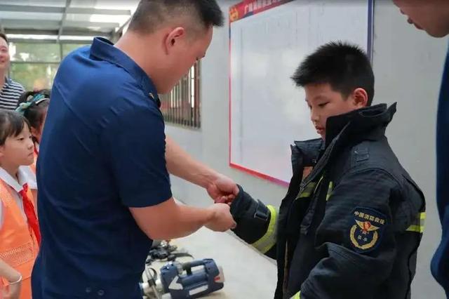 消防车有什么“秘密”？穿戴消防装备感受如何？“大宁少年推荐官”体验了一把→(图3)