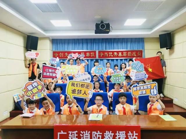消防车有什么“秘密”？穿戴消防装备感受如何？“大宁少年推荐官”体验了一把→(图6)