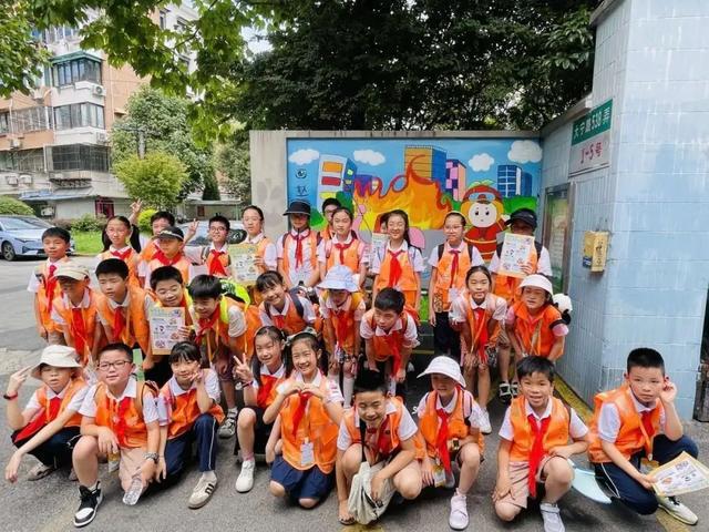 消防车有什么“秘密”？穿戴消防装备感受如何？“大宁少年推荐官”体验了一把→(图10)
