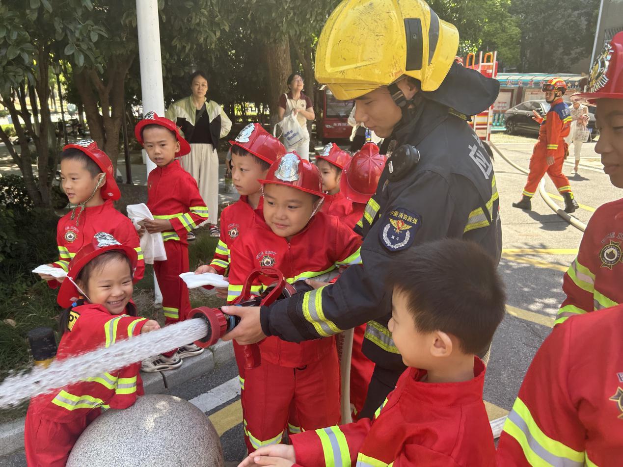 他们走进暑期托管班给孩子们上安全课(图1)