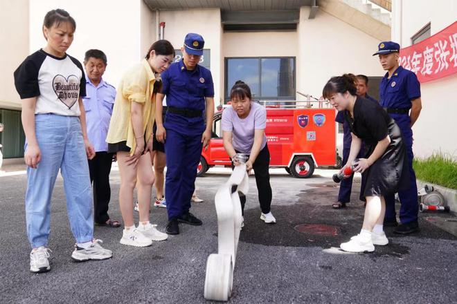 提升全民消防安全素质增强社会火灾防控能力金山开展消防志愿者技能培训(图1)