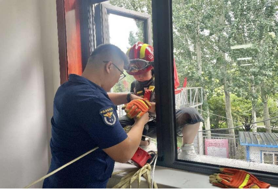 “消防趣体验安全伴我行”太原万柏林区少年儿童暑期社会实践营(图2)