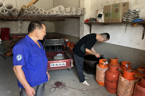 星空体育：全椒县西王镇开展夏季高温期间消防安全检查(图1)