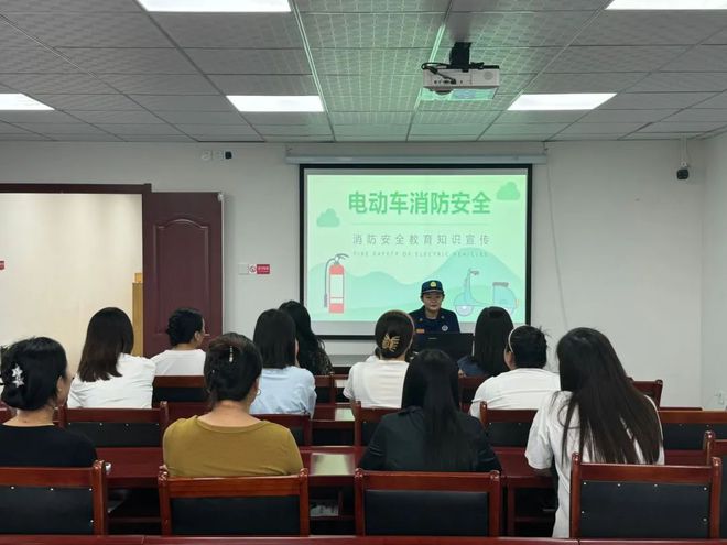星空体育：消防宣传进社区全力守好“安全线”(图1)