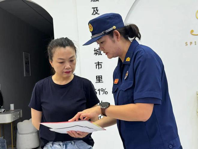 星空体育：消防宣传进社区全力守好“安全线”(图2)