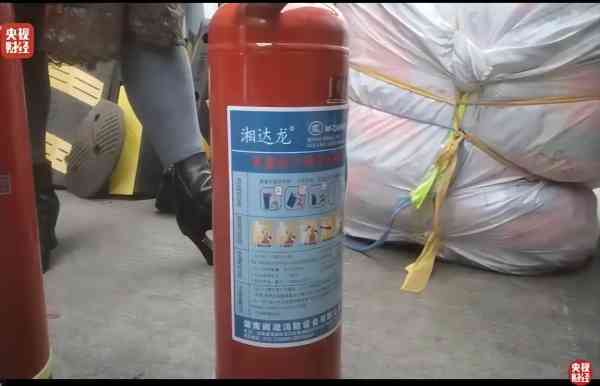 315·晚会丨不防火的防火玻璃、灭不了火的灭火器不良商家置消防安全于不顾(图1)