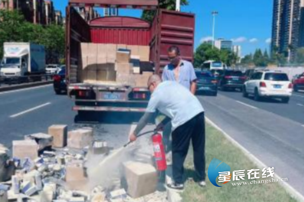 夏季路遇车辆起火长沙公交司机挺身灭火(图1)