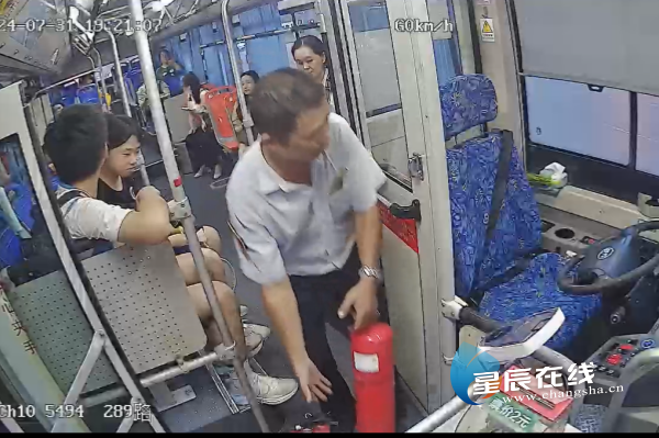 夏季路遇车辆起火长沙公交司机挺身灭火(图2)