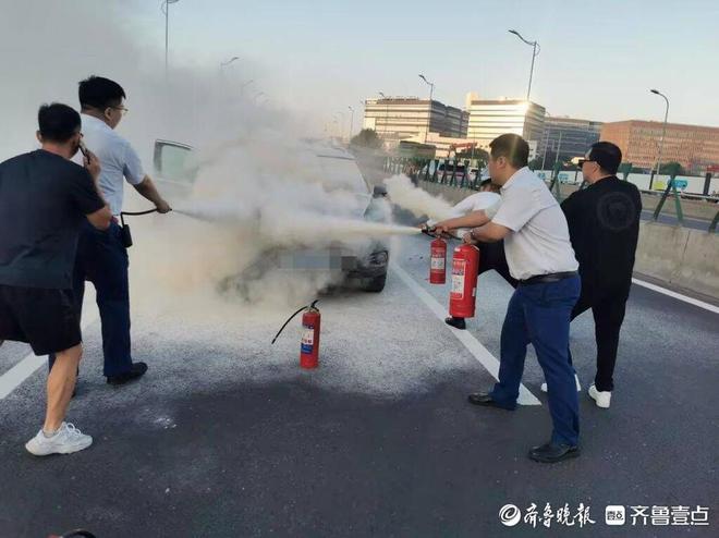 晚高峰遇轿车自燃青岛地铁仨员工6个灭火器搞定！(图2)