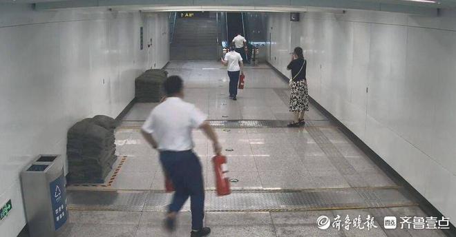 晚高峰遇轿车自燃青岛地铁仨员工6个灭火器搞定！(图1)