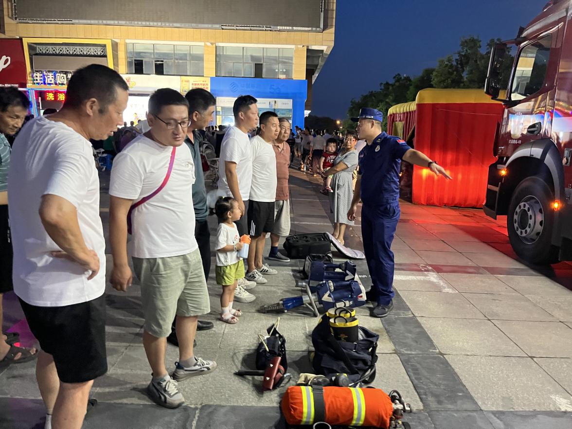 星空体育：全椒县襄河镇城东社区开展庆祝“八一”建军节暨“共筑消防安全线”纳凉晚会(图1)