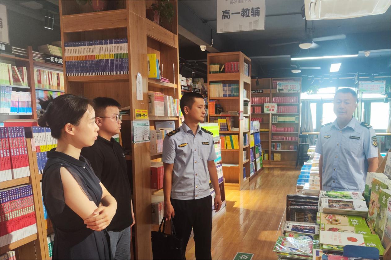 池州贵池多部门联合开展暑期出版物市场版权保护和安全生产专项检查(图1)