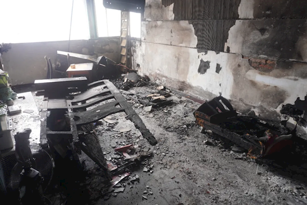 星空体育网站：电动自行车锂电池带回家充电爆炸夫妻凌晨遇险灭火器根本没用(图1)