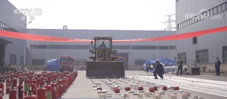 不要让救命器材成为摆设各地集中销毁假冒伪劣消防产品(图1)