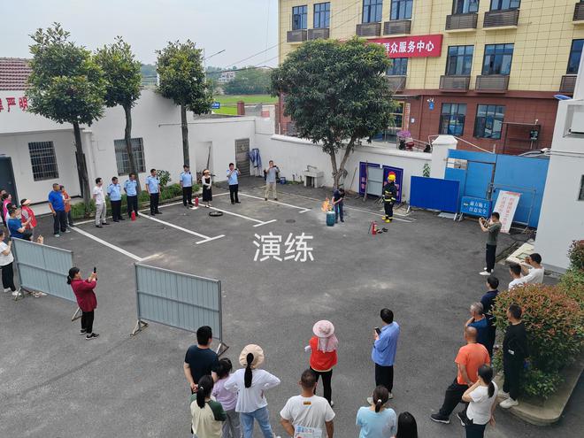 现场教学灭火器使用方法、强化燃气隐患排查新洲区筑牢燃气安全防线(图1)