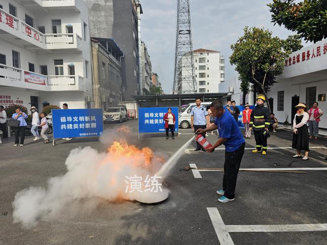 现场教学灭火器使用方法、强化燃气隐患排查新洲区筑牢燃气安全防线(图2)