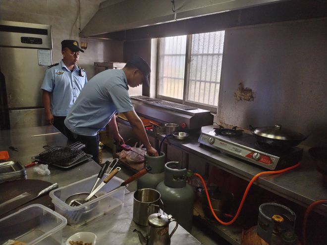 现场教学灭火器使用方法、强化燃气隐患排查新洲区筑牢燃气安全防线(图3)