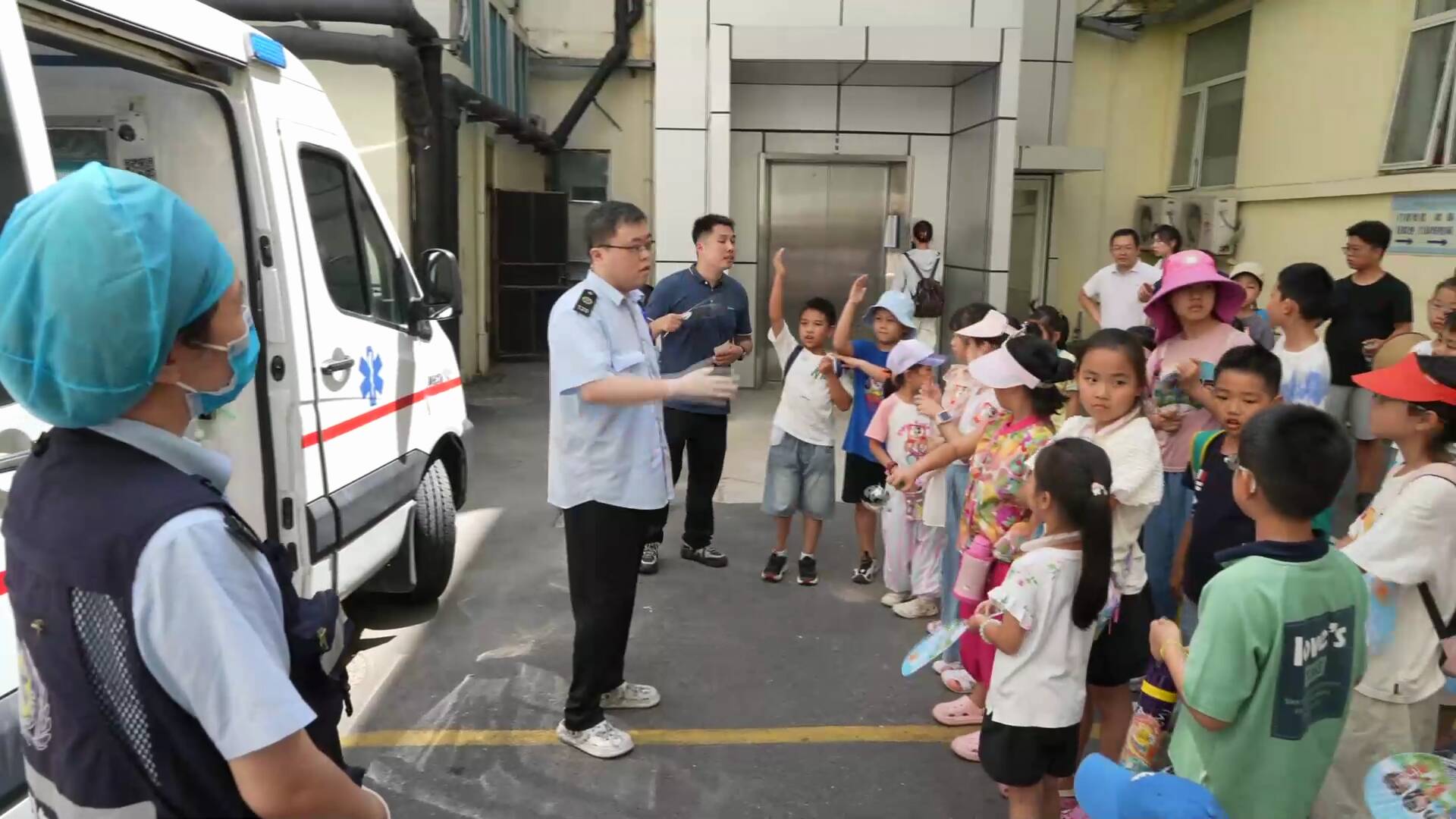 青岛市市南区：“小工友”参与职业体验点亮职工子女多彩暑期(图2)