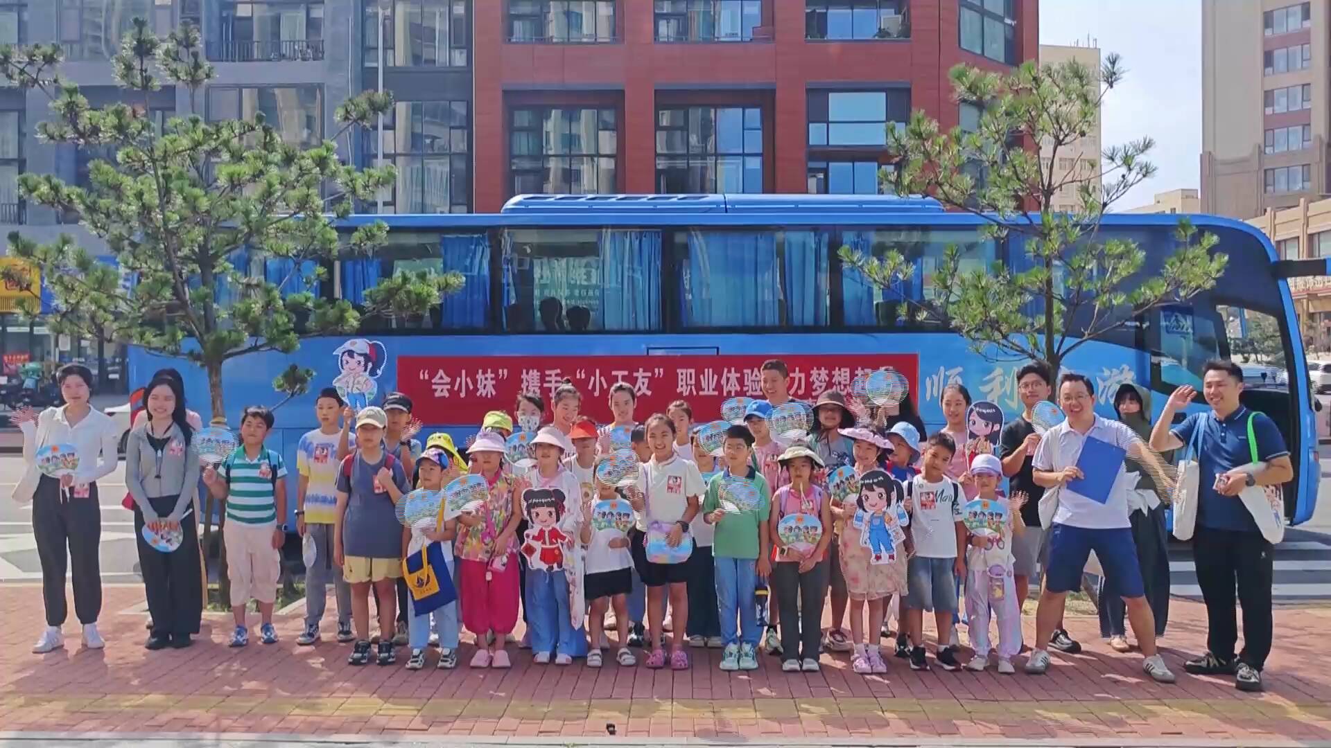 青岛市市南区：“小工友”参与职业体验点亮职工子女多彩暑期(图3)