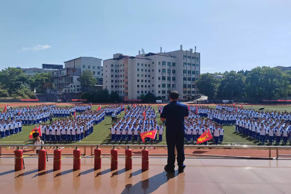 守护开学季｜消防安全进军训灭火逃生练技能(图1)