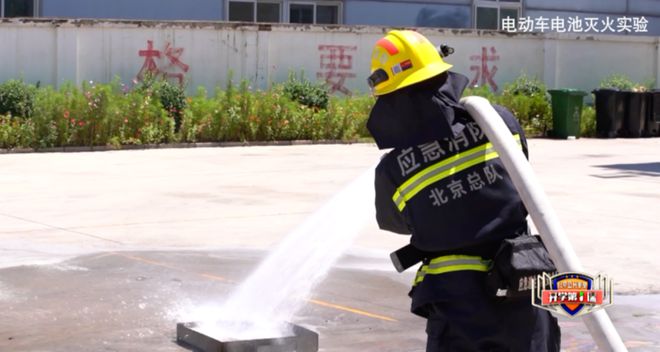 30秒爆燃灭火器都灭不掉！还敢把电动车电池拿走吗？(图1)