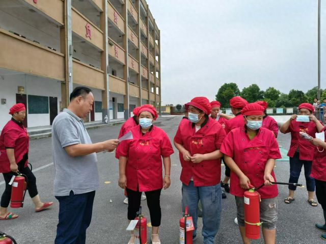 星空体育网站：人人都是消防员个个会用灭火器——临泉六中开展消防安全培训和实操训练(图1)
